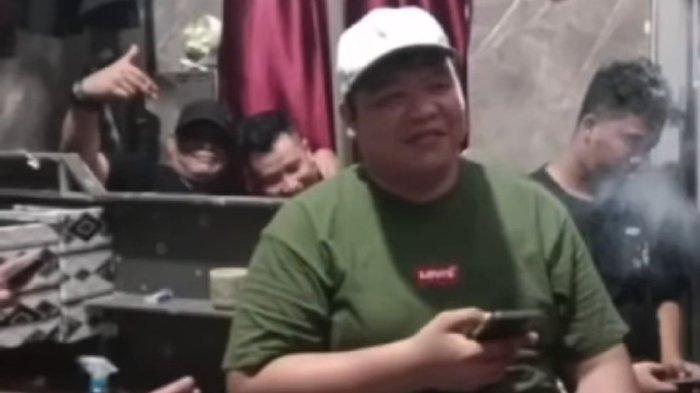 Tangkapan layar video viral napi Rutan Pekanbaru, Riau, diduga sedang pesta dalam tahanan, Selasa (15/4/2025).