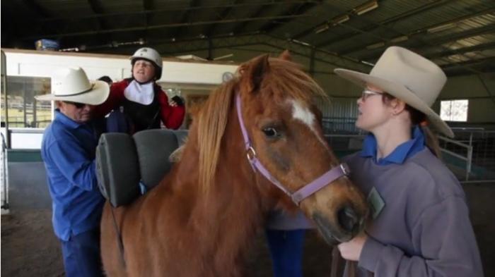 Meski Cacat, Pria Ini Tetap Membantu Anak yang Cacat - Tribunsumsel.com
