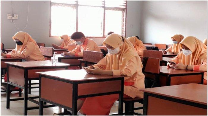 Ujian Satuan Pendidikan (USP) tingkat SMK saat ini tengah berlangsung sebagai pengganti Ujian Nasional (UN), Selasa (6/4/2021). Salah satu sekolah yang sedang menyelenggarakan saat ini adalah SMKN 1 Palembang.