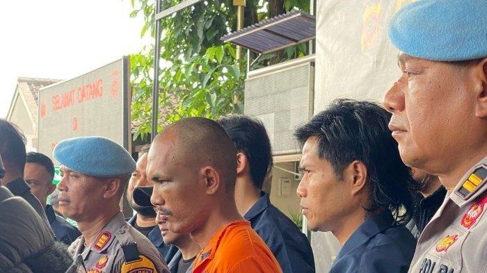 PELAKU PEMBUNUHAN DI CIMAHI - Polisi menunjukkan barang bukti pembunuhan sadis pria Depok di Kota cimahi. SF tega membunuh wanita demi kuasai hartanya.