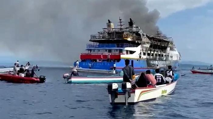 KAPAL TERBAKAR - KM Barcelona VA yang terbakar di perairan Gangga, Likupang Barat, Minahasa Utara, Minggu (20/7/2025) siang. Siapa pemiliknya ?