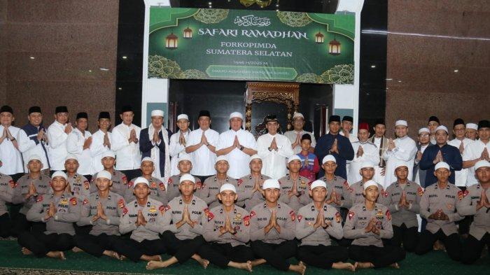 Kapolda Sumsel Irjen Pol Andi Rian R Djajadi,SIK,MH Gubernur Sumsel, Herman Deru bersama Forkompinda menghadiri Pengajian Safari Ramadhan 1446 Hijriah di Masjid Assa'adah Mapolda Sumsel, Rabu (5/3/2025).