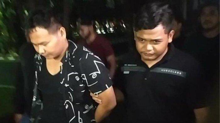 Tersangka RTH saat digelandang ke Gedung Ditreskrimum Mapolda Jatim, Minggu (26/1/2025) malam. Ia mengaku membuang potongan tubuh Uswatun Khasanah yang hilang di Trenggalek dan Ponorogo