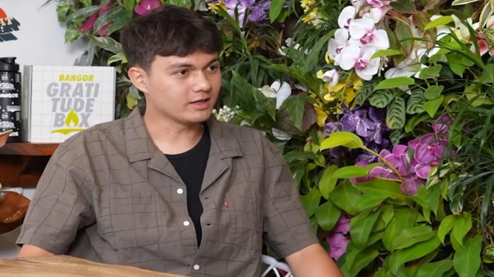 KISAH HIDUP PAUL- penyanyi Nyoman Paul Jebolan Indonesian Idol musim 12 ternyata menyimpan kisah hidup yang memilukan, ibunya dipenjarakan ayahnya saat masih kecil.