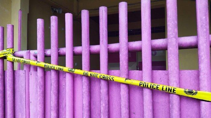 Garis polisi terpasang di rumah tersangka pembunuhan yang terletak di Jalan Serayu, Nomor 6 RT 2 RW 4 Kelurahan Bunulrejo, Kecamatan Blimbing, Kota Malang, Minggu (31/12/2023).