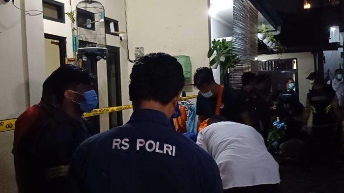 petugas gabungan dari kepolisian saat hendak melakukan olah tempat kejadian perkara (TKP) Penemuan empat mayat bocah di Jagakarsa, Jakarta Selatan, Rabu (6/12/2023).