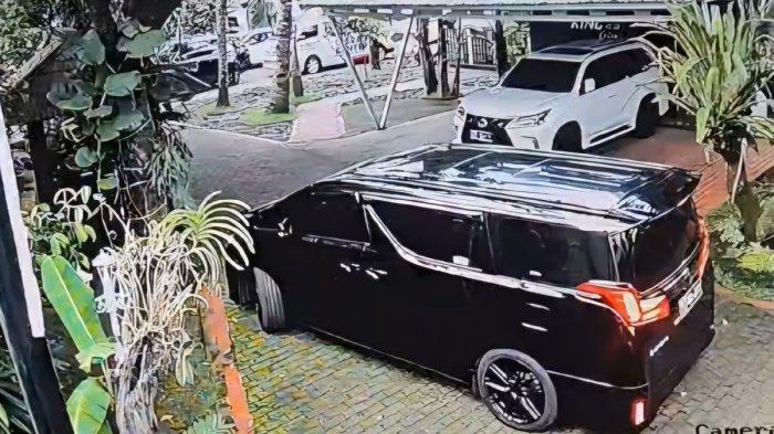 Penampakan mobil Toyota Alphard yang dikemudikan Brigadir RAT sebelum tewas di dalam Alphard dengan cara menembakkan pistol ke arah kepala di Jalan Mampang Prapatan Raya, Jakarta Selatan, Kamis (25/4/2024).