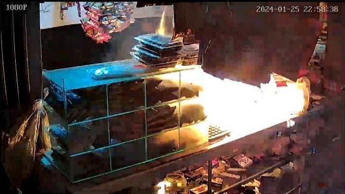 pria asing bakar warung klontong Madura di Kabupaten Karawang, Jawa Barat