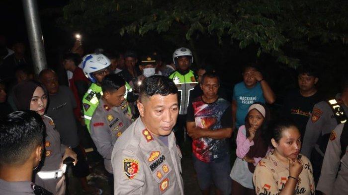 Pihak kepolisian yang sedang mengevakuasi korban setelah indekosnya dibakar kekasihnya. Seorang pria bakar kos kekasihnya karena tak diperhatikan lagi