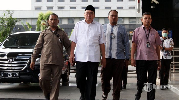TRIBUNNEWS/IRWAN RISMAWAN
Gubernur Bengkulu Ridwan Mukti (kedua kiri) yang terjaring Operasi Tangkap Tangan (OTT) dikawal petugas saat digelandang ke gedung KPK, Jakarta, Selasa (20/6/2017). KPK mengamankan lima orang diantaranya Gubernur Bengkulu Ridwan Mukti, Istri Gubernur Bengkulu Lily Martiani Maddari dan tiga orang dari pihak swasta (pemberi suap).