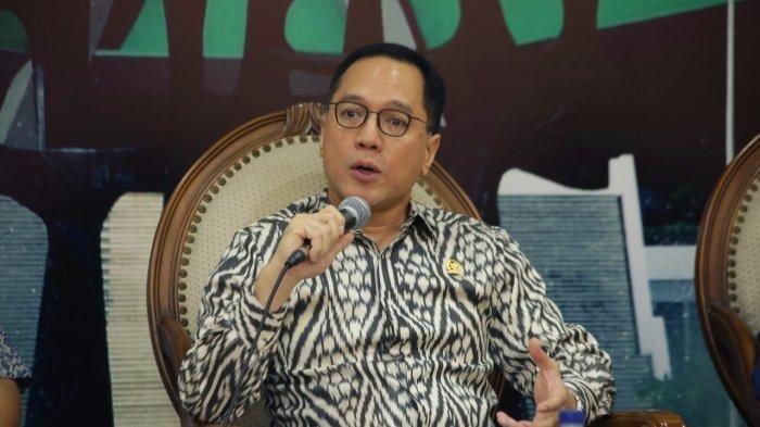 Arief Suditomo sendiri dikenal sebagai anggota DPR RI, penyiar berita sekaligus pemimpin redaksi salah satu stasiun televisi.