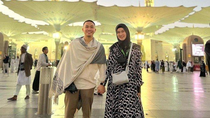 Stevie Agnecya sempat menjalani ibadah umrah sebanyak dua kali dengan sang suami sebelum meninggal dunia