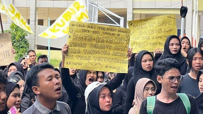 AKSI SISWA - Ratusan siswa kelas XII SMA Negeri 1 Mempawah melakukan aksi unjuk rasa ke sekolahnya yang terletak di Jalan Raden Kusno, Kecamatan Mempawah Hilir, Kabupaten Mempawah, Kalimantan Barat, Senin 3 Februari 2025. Aksi unjuk rasa ini dilakukan siswa karena kelalaian pihak sekolah yang mengakibatkan mereka tak bisa mendaftar kuliah lewat jalur Seleksi Nasional Berdasarkan Prestasi atau SNBP 2025. 


Artikel ini telah tayang di TribunPontianak.co.id dengan judul Ratusan Siswa SMAN 1 Mempawah Tak Bisa Daftar SNBP 2025 Akibat Sekolah Lalai Input Data, https://pontianak.tribunnews.com/2025/02/03/ratusan-siswa-sman-1-mempawah-tak-bisa-daftar-snbp-2025-akibat-sekolah-lalai-input-data.