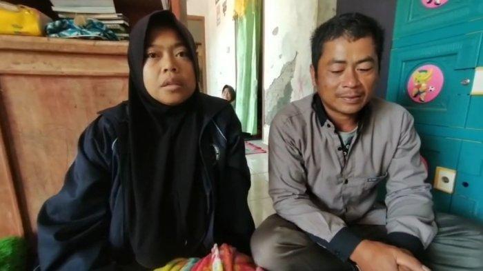 Orangtua siswa SD di KBB saat menceritakan anaknya meninggal dunia setelah makan cimin ketika ditemui Tribun Jabar, Kamis (28/9/2023).