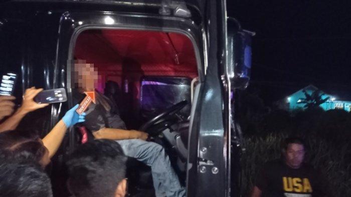 Tim Inafis Polres Lubuklinggau saat melakukan olah TKP korban sopir truk meninggal tak jauh dari jembatan Simpamg Periuk di ruas jalan propinsi yang terletak diperbatasan Kabupaten Musi Rawas dan Kota Lubuklinggau, Rabu (3/1/2024) malam.