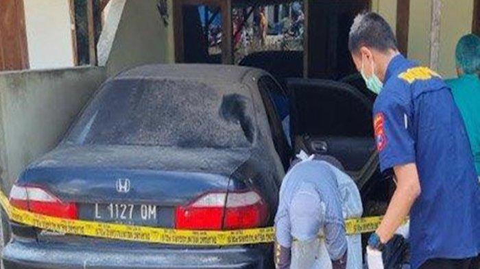 KERANGKA MANUSIA DI GRESIK - Tim Bid Dokkes Polda Jatim saat mengeluarkan kerangka dari dalam mobil yang terparkir di Aspol Polsek Ujungpangkah, Gresik, Selasa (11/3/2025). Polisi masih mendalami asal usul dan identitas mayat tersebut.