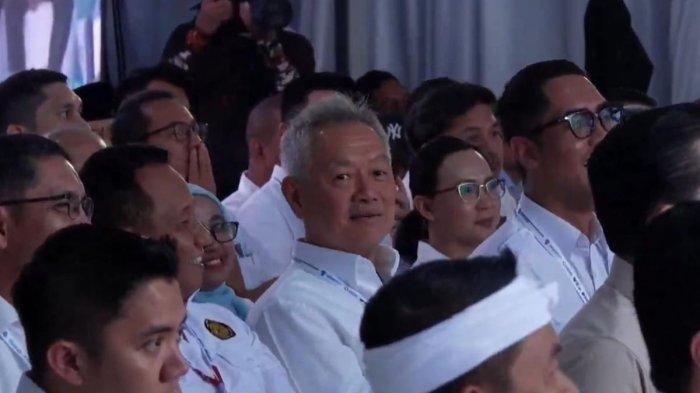 SOSOK TOMY WINATA - Pemilik Artha Graha Group, Tomy Winata (TW) saat disapa Presiden Prabowo Subianto di Karawang, Minggu (29/6/2025).