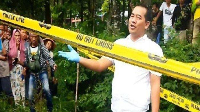 Polisi saat di TKP penemuan mayat wanita dalam koper di selokan, Desa Dadapan, Kecamatan Kendal Kamis (23/1/2025). Sosok wanita itu masih misteri
