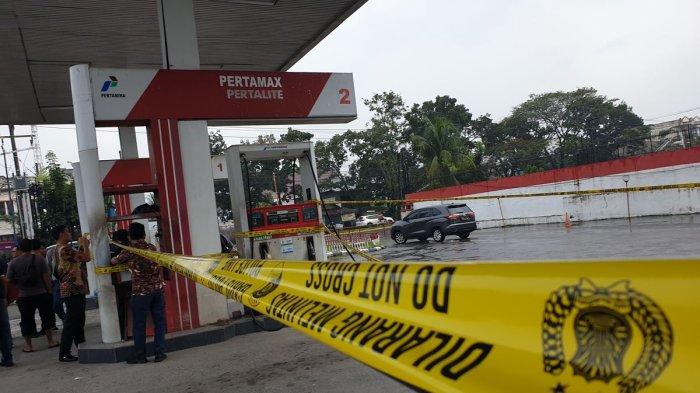 SPBU DI MEDAN OPLOS PERTALITE DENGAN BENSIN OKTAN 87 - Polrestabes Medan menyegel SPBU di Jalan Flamboyan, Kecamatan Medan Tuntungan, Kota Medan pada Jumat (7/3/2025). Modus penipuan SPBU ini dengan cara mengoplos pertalite dengan bensin oktan 87