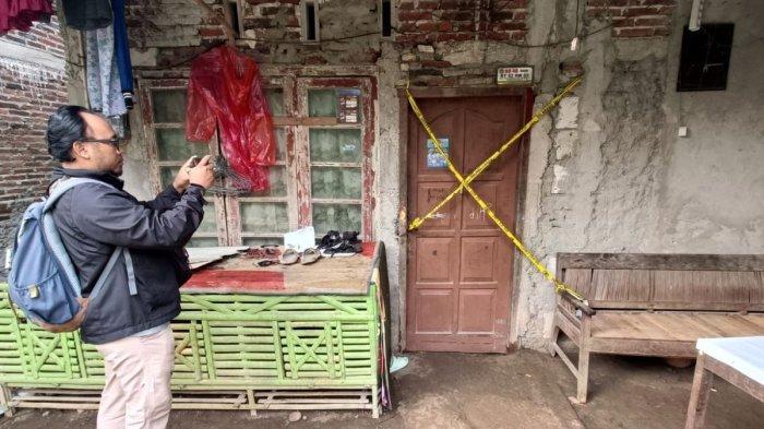 Garis polisi terpasang di rumah TPK pembunuhan di Desa Kedungrandu, Kecamatan Patikraja, Kabupaten Banyumas, Jawa Tengah, Sabtu (28/12/2024). Suami bunuh istri dengan kunci inggris