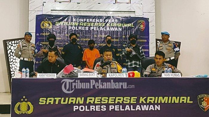 Kapolres Pelalawan AKBP Suwinto SH SIK didampingi Kasat Reskrim Iptu Kris Tofel S.Trk SIK dan Kasi Humas mengekspos kasus pembunuhan suami kepada istri di Desa Pesaguan Kecamatan Pangkalan Lesung, Selasa (16/4/2024). Suami tega membunuh istrinya karena sang ibu sering dihina