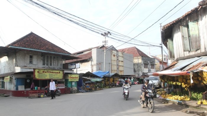 Suasana bangunan tua yang terletak di Jalan Sekanak, Palembang, Rabu (14/3/2018).