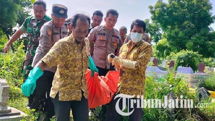 Petugas mengevakuasi jasad pria bernama Muhammad Subandrio di atas makam Tlogopojok, Gresik, Kamis (11/1/2024).