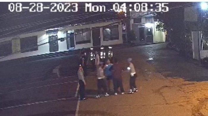terekam kamera CCTV Kapolres Dairi, AKBP Reinhard Habonaran Nainggolan melakukan penganiayaan terhadap dua anak buahnya beberapa hari lalu.