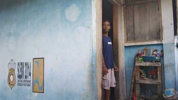 Seorang pria, Udin, warga Desa Kancinaa, Kecamatan Pasarwajo, Kabupaten Buton, Sulawesi Tenggara, sudah lima tahun tinggal di water closed atau toilet umum bersama anak dan istrinya. Ia mengaku memilih tinggal di toilet umum karena tidak memiliki rumah.