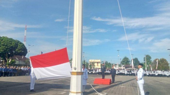 Pemerintahan Kabupaten Empat Lawang gelar upacara peringatan hari pendidikan nasional di lapangan kantor bupati, Kamis (2/5/2024).