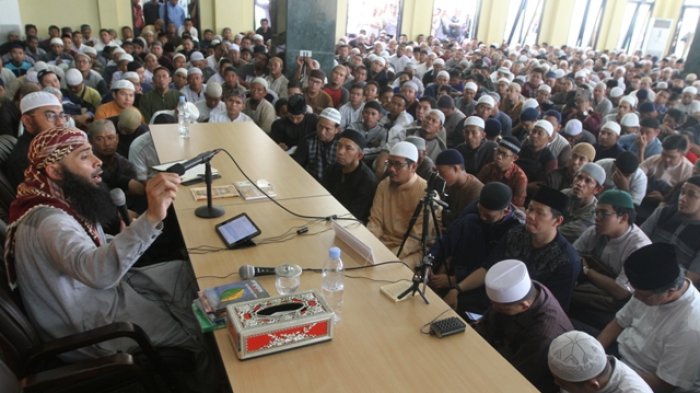 CERAMAH - Ustad Syafiq Riza Basalamah menyampaikan ceramah agama kepada ribuan jamaah di Meajid Al-Raiyah, Palembang, Sabtu (10/3/2018). TRIBUN SUMSEL/ABRIANSYAH LIBERTO