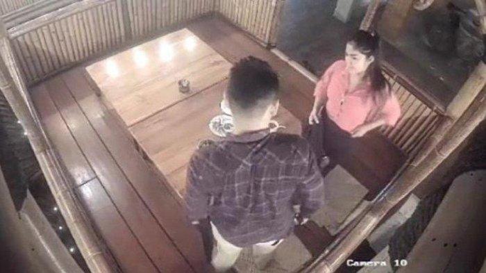 MAYAT DALAM KOPER - Tangkapan layar video CCTV dari 3 angle kamera merekam momen Rohmad Tri Hartanto berjalan bersama Uswatun Khasanah menyusuri halaman parkiran dan lobby restoran, Jalan Mayor Bismo No 419, Kediri, pada Minggu (19/1/2025). Terekam juga momen keduanya beranjak dari meja area makan berbentuk pendopo lesehan di restoran.