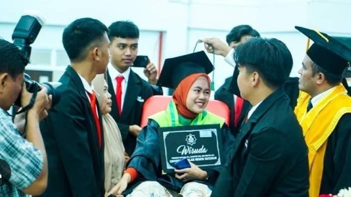 PASIEN WISUDA NAIK RANJANG - Siti Nur Amalia Khalisoh saat ditandu menggunakan ranjang pasien saat mengikuti proses wisuda UIN Mataram, Sabtu (26/4/2025). Amalia mengaku bahwa dia mengalami kecelakaan saat pulang dari kampus usai mengambil toga sebelum jadwal wisuda digelar. 
