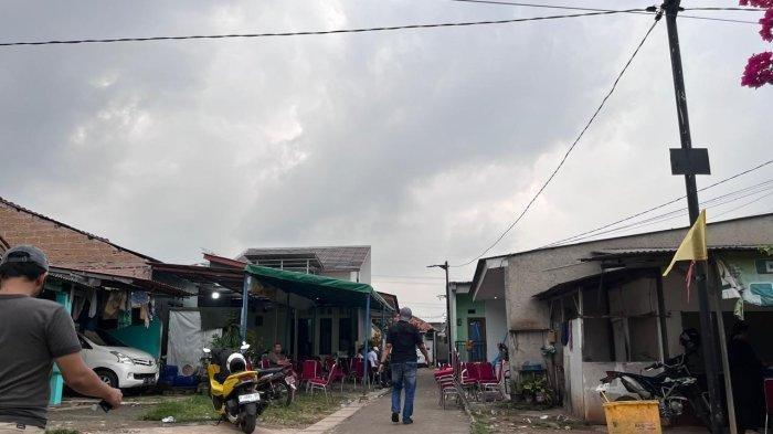 MENINGGAL SETELAH MENGANTRE-Suasana rumah duka lansia bernama Yonih (62) yang meninggal dunia usai mengantre gas ukuran 3 kilogram, di kawasan jalan Beringin, Pamulang Barat, Kecamatan Pamulang, Kota Tangerang Selatan, Senin (3/2/2025). Yonih diduga meninggal karena kelelahan saat mengantre elpiji 3 kilogram.