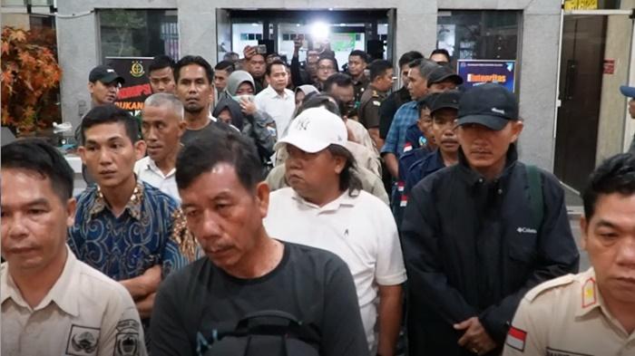 TERJARING OTT - Sebanyak 20 Kades, Camat dan aparat Kecamatan Pagar Gunung, Kabupaten Lahat tiba di Kantor Kejati Sumsel di Palembang, Kamis (24/7/2025) malam. 