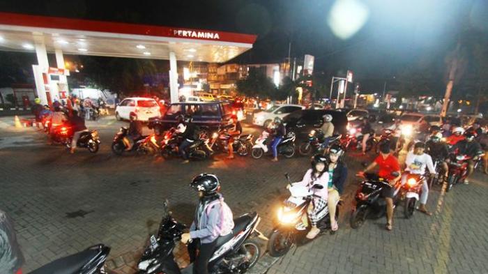 Menghemat Rp 2.000 Per Liter, Pengendara Motor Rela Antre Berjam-jam ...