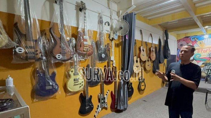 Pemilik D Pare Van Java, Irfan Ibnu Asa (44) saat menunjukkan area studio rekaman, Jumat (17/1/2025).