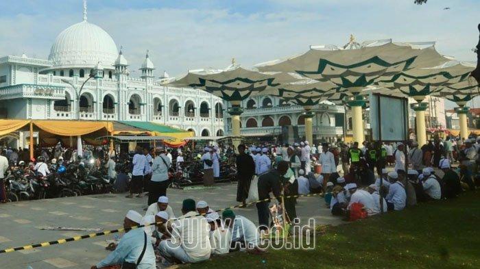 Masyarakat Kota Pasuruan saat menikmati layanan wifi gratis di perkantoran Pemkot Pasuruan dan di alun - alun Kota Pasuruan.