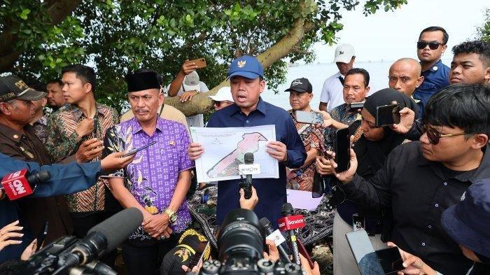 PAGAR LAUT TANGERANG. Kades Kohod (batik ungu) mendampingi Menteri ATR/BPN Nusron Wahid saat kunjungan ke area pagar laut Tangerang, Jumat (24/1/2025). Kades Kohod ngotot menyebut area tersebut adalah empang. Ada dua orang yang mendukungnya.