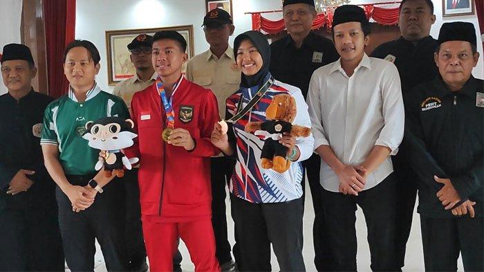 Bupati Trenggalek, Mochamad Nur Arifin dan Wakil Bupati Trenggalek, Syah Muhammad Natanegara menerima ua atlet pencak silat berprestasi di Pendopo Manggala Praja Nugraha, Kabupaten Trenggalek, Rabu (12/6/2024).