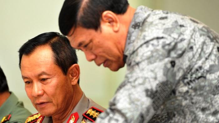 Kapolri Jenderal Pol Sutarman (kiri) berbincang dengan Menko Polhukam Tedjo Edhy Purdijatno (kanan) sebelum rapat terbatas kabinet di Kantor Presiden, Jakarta, Rabu (14/1/2015).