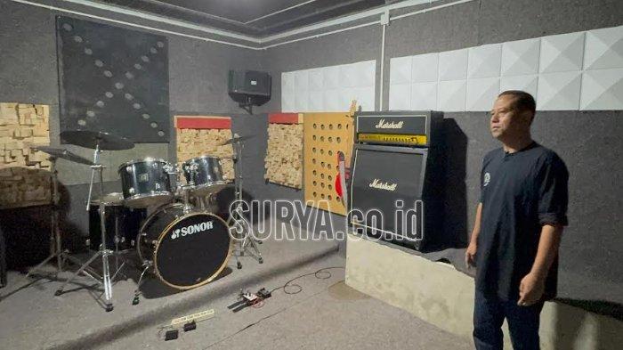 Pemilik D Pare Van Java, Irfan Ibnu Asa (44) saat menunjukkan area studio rekaman, Jumat (17/1/2025).