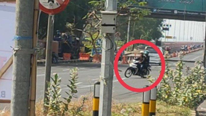 Perilaku berbahaya dari pengendara sepeda menerabas median jalan untuk menghindari razia pelanggar pemotor masuk jalur mobil yang digelar di pintu keluar Jembatan Suramadu sisi Bangkalan, Selasa (14/11/2023).