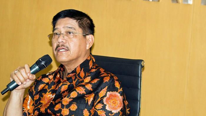 Ketua Mahkamah Agung (MA) Hatta Ali (kiri) saat menggelar konferensi pers refleksi MA tahun 2014 di Jakarta, Rabu (7/1/2015).
