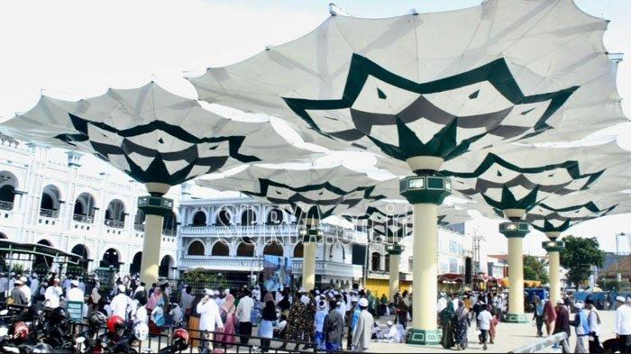 Masyarakat Kota Pasuruan saat menikmati layanan wifi gratis di perkantoran Pemkot Pasuruan dan di Alun-alun Kota Pasuruan.