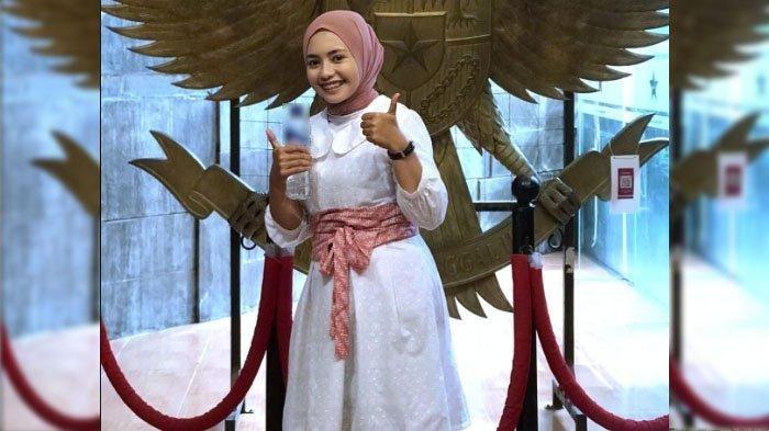 Wiwin Dwi, guru muslim yang mengajar di SMA Kristen Bhaitani nyaris tak bisa lanjut sekolah. Kini, dia berhasil sabet juara pertama kejuaraan sains nasional dan berencana lanjut S3.