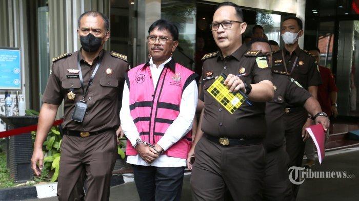 Menteri Komunikasi dan Informatika (Menkominfo), Johnny G Plate berjalan menuju mobil tahanan usai menjalani pemeriksaan di Kejaksaan Agung, Jakarta, Rabu (17/5/2023). Johnny G Plate tak lagi ditahan di Rutan Salemba Cabang Kejaksaan Agung. Dia kini ditahan di Rutan Salemba Cabang Kejaksaan Negeri Jakarta Selatan.