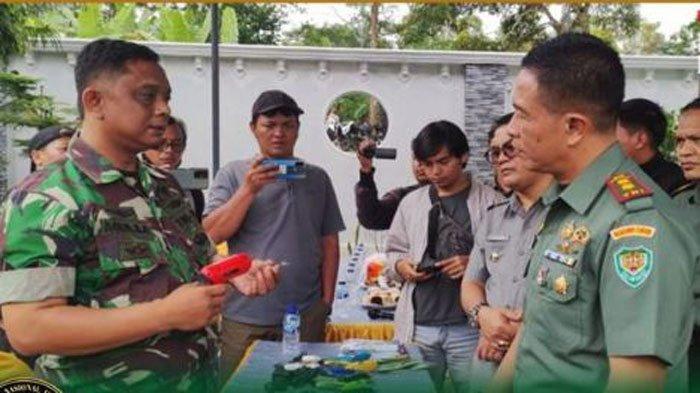 Sertu Agus saat menunjukkan produk alat khitannya. Bisnisnya kini Sukses hingga Bangun Rumah Mewah Dekat TPU.