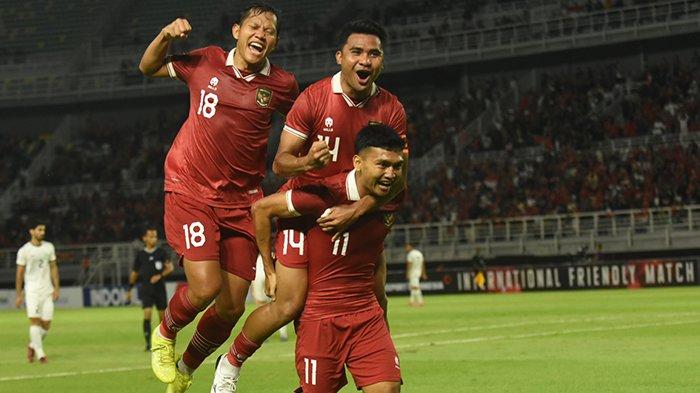 Adama Alis, Asnawi Mangualam, dan Dendy Sulistyawan merayakan gol ke gawang Turkmenistan pada FIFA Matchday di Stadion Gelora Bung Tomo (GBT) Surabaya, Jumat (8/9/2023) malam. Timnas Indonesia menang 2-0 atas Turkmenistan