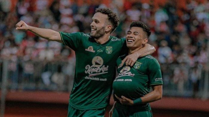 Ahmad Nufiandani (Kanan) dan Ze Valente (Kiri) saat merayakan gol di laga Madura United vs Persebaya Surabaya di Stadion Gelora Madura Ratu Pamelingan, Pamekasan, Minggu (29/1/2023)
